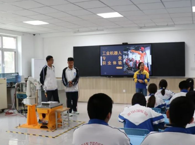 多元化的课程设置破解学用脱节经过深度的校企合作打通人才培育壁垒 多元化的课程设置破解学用脱节经过深度的校企合作打通人才培育壁垒