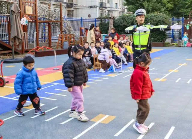 要抓紧孩子的手腕或许让孩子一直处在自己的视野之内防止意外