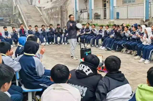 传来阵阵充溢节奏的“鼓声”孩子们手中的“乐器”是一张张普